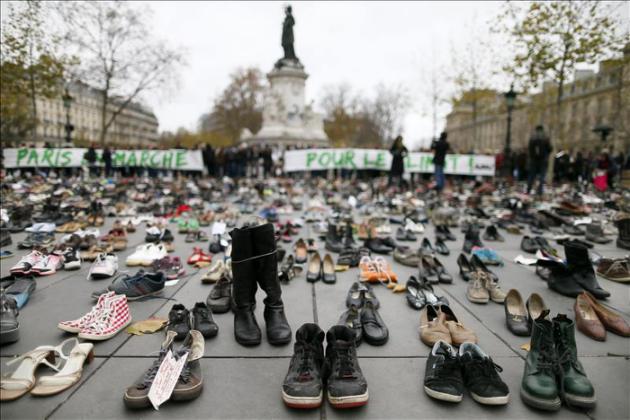 Pese a la prohibición, miles de personas unen sus manos en París por cumbre del cambio climático