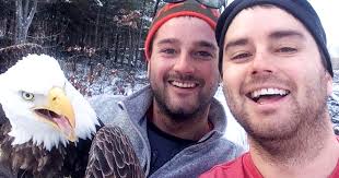 Estos hermanos canadienses se sacaron la selfie del año con águila calva