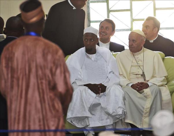 El Papa culmina su viaje a África con una multitudinaria misa en Bangui