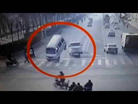 Misterio en China: vehículos "levitan" en una calle