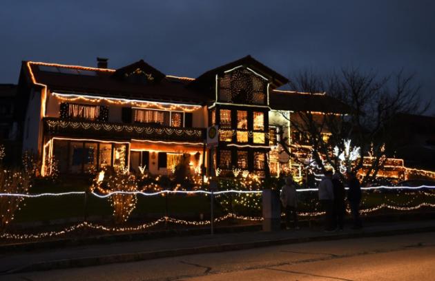 Una familia enciende sus 240 mil luces navideñas pese a orden judicial
