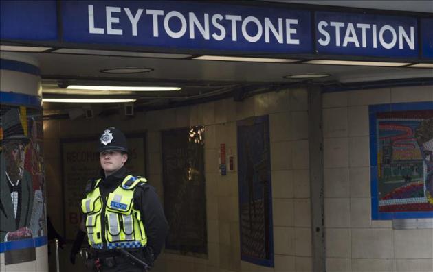 El hombre que apuñaló a dos viajeros en el metro de Londres acusado de intento de asesinato