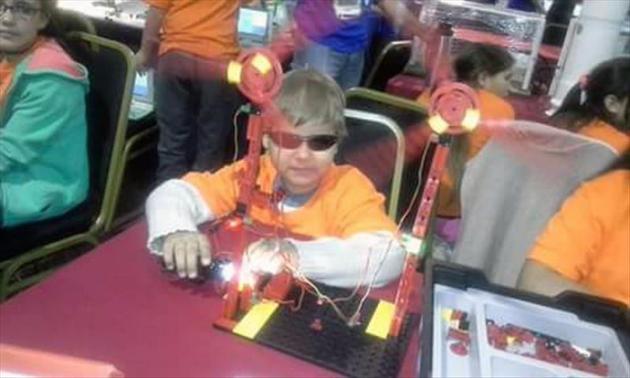 Un niño ciego uruguayo de 10 años aprende a construir robots en nueve meses