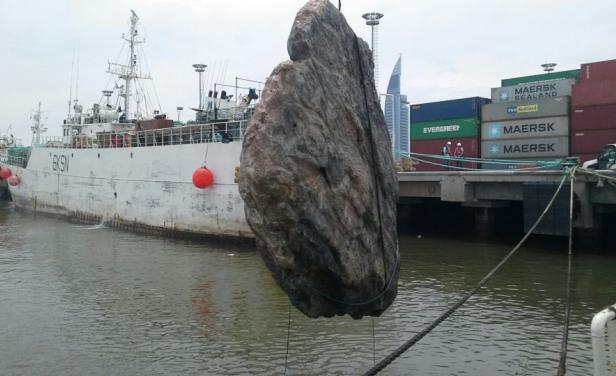 Extraen gigantesca roca de 22 toneladas de la bahía de Montevideo