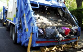 Indigente sobrevive a camión de compactación de basura
