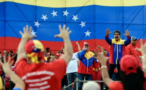 Gobierno y oposición abren fuegos en lucha de poderes en Venezuela