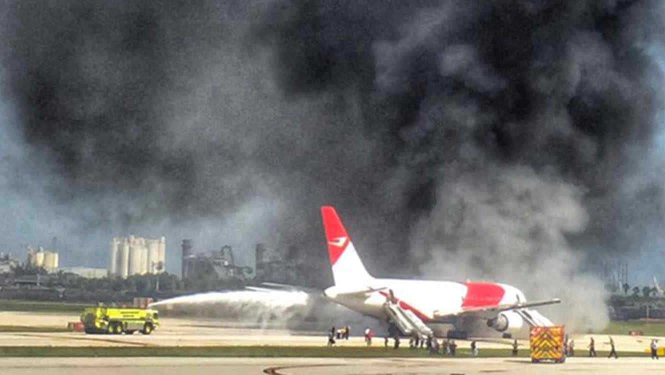 Bomberos chinos rocían con espuma el avión equivocado