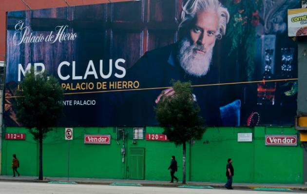 Sexy 'Mr.Claus' enciende la Navidad en México; algunas mujeres quieren sentarse en sus piernas