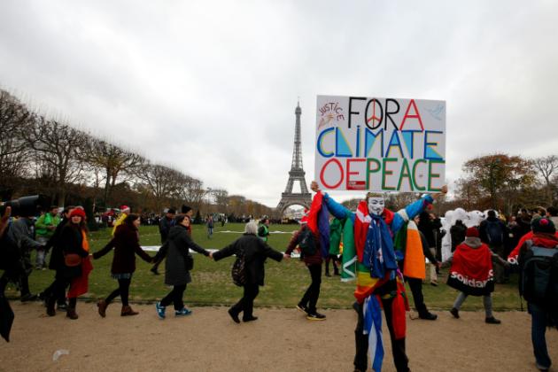 Miles de ecologistas se movilizan en París al final de la Cumbre contra el calentamiento global