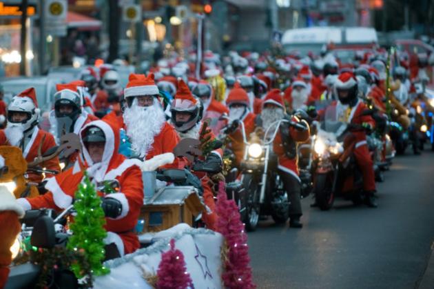 Más de mil Papás Noel participan en carrera con fines caritativos en Estocolmo