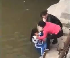 Amenazó a su hija con ahogarla por reprobar