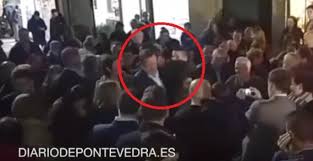 Un joven agrede a Rajoy en un paseo electoral y le rompe los lentes