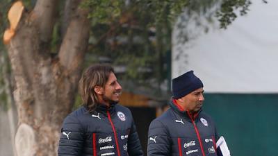 Furia en Chile por estratosféricos sueldos del técnico de la selección y su ayudante