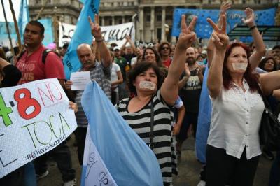 Multitudario acto opositor tras una semana de Gobierno de Macri