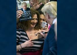 Donald Trump le firmó el pecho a una escotada militante