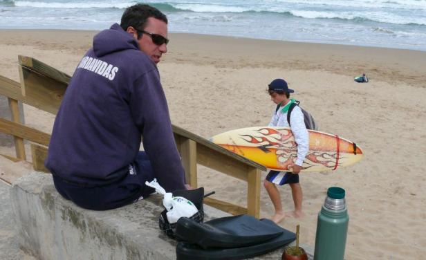 Surfistas "guardavidas" rescataron a tres personas en playas de Rocha