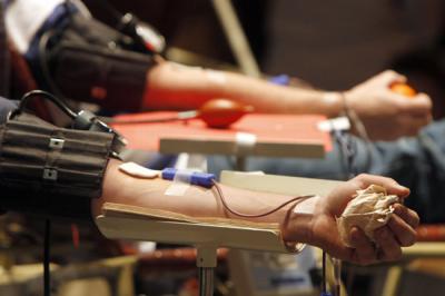 EEUU levanta la prohibición que impedía a gays donar sangre de por vida
