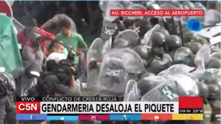 Batalla campal entre manifestantes y policías militarizados en Argentina