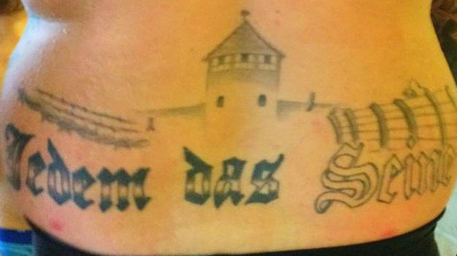 Declaran culpable a político alemán de extrema derecha por tener un tatuaje de Auschwitz