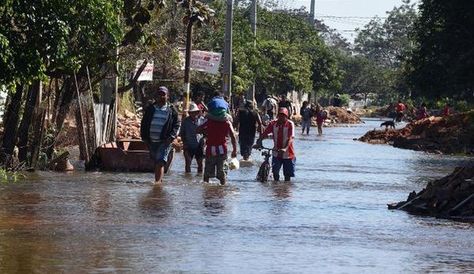 Evacuan a 90.000 personas por crecida de río Paraguay