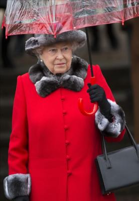 Reina Isabel II recuerda "momentos de oscuridad" de 2015 en mensaje de Navidad