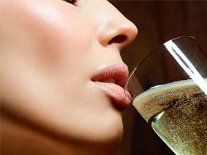 Beber champán varias veces a la semana mejora memoria y previene demencia y alzhéimer