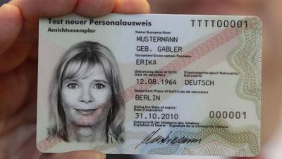 Alemanes calientan en microondas documento de identidad para evitar espionaje de EEUU