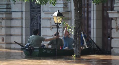La peor inundación en 50 años en Uruguay; 11.357 personas evacuadas pero cifra podría duplicarse
