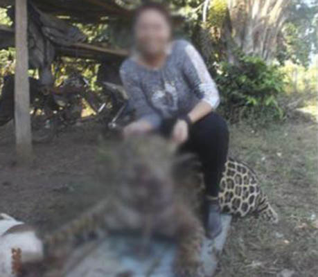 Bolivia sanciona con dureza a mujer que posó con felino muerto en Facebook