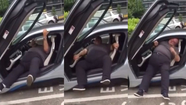 Hombre obeso lucha por salir de su BMW deportivo y sus amigos solo se burlan