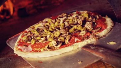 Italia prohíbe hornos de pizza para reducir contaminación ambiental