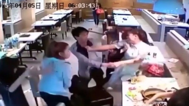 Batalla de comida entre mujeres en restaurante chino