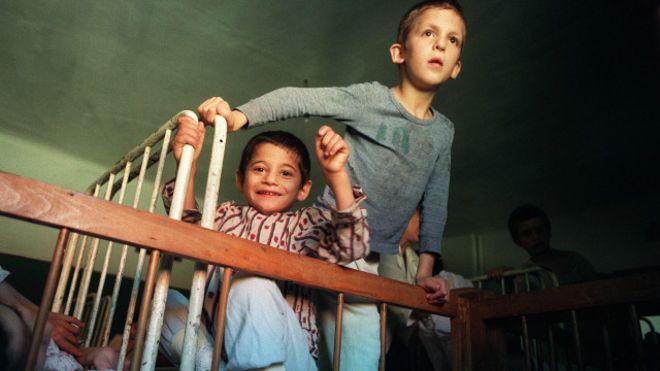 Horror de niños huérfanos de Rumania: "Fuimos aniquilados como seres humanos"