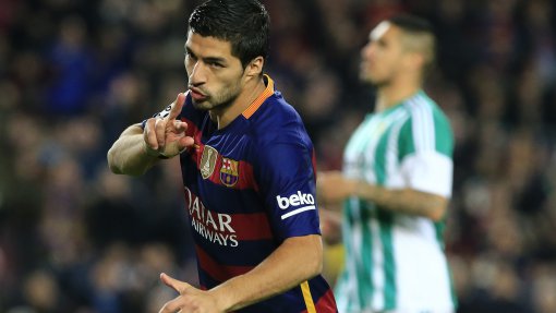 Un impactante Suárez anota dos goles y bate récord en el fútbol español