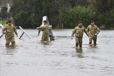 Cientos de hogares británicos evacuados y cortes eléctricos por temporal e inundaciones
