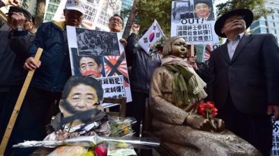 Japón romperá su pacto con Corea del Sur si no retira estatua de esclava sexual