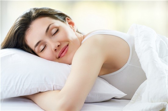 Mujeres necesitan dormir dos veces más que los hombres; según estudio científico