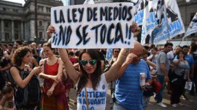 Juez prohíbe a Macri hacer cambios en ente regulador de medios