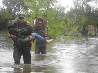 29 soldados en Artigas con sus casas bajo agua fueron a rescatar vecinos