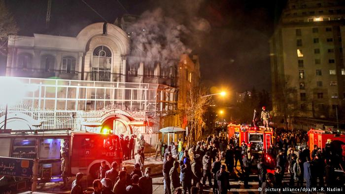 Iraníes enfurecidos por ejecución de clérigo chiíta atacan embajada saudí en Teherán