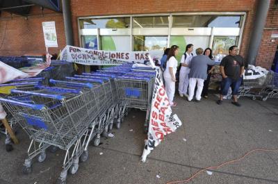 Ocupan dos supermercados Devoto en Piriápolis