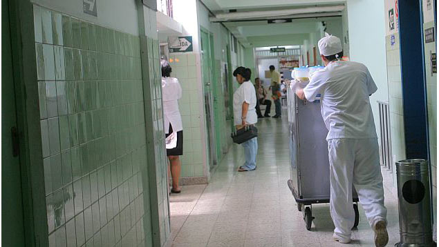 Gobierno de Argentina echa a 380 médicos cubanos