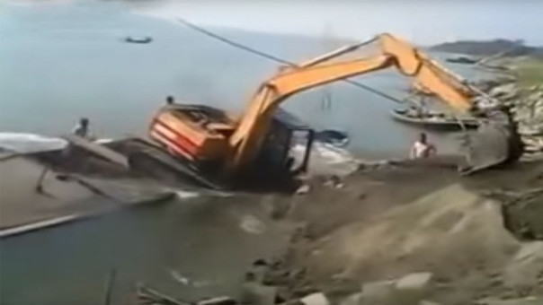 Excavadora quiso subirse a un bote pero acabó hundiéndolo