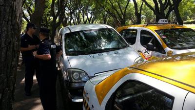 Nuevo combate entre taxistas y conductores de Uber en el Parque Rodó