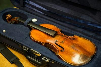 Una joven violinista encuentra su Stradivarius olvidado en un tren alemán