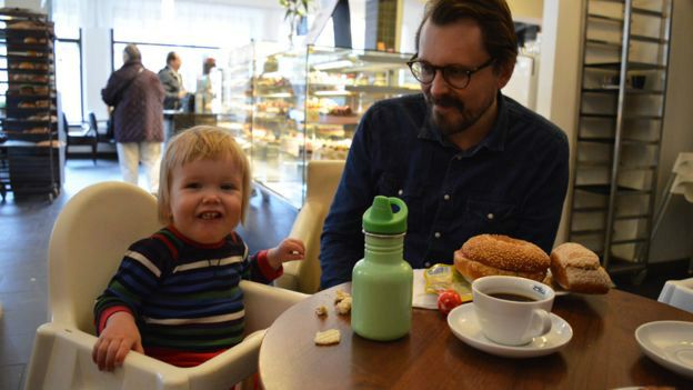 En Suecia quieren que los nuevos papás se queden más meses en casa