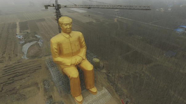 Derriban la gigantesca estatua de Mao por "ilegal"