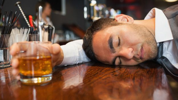 Por qué el alcohol te hace lucir más viejo y cómo evitarlo