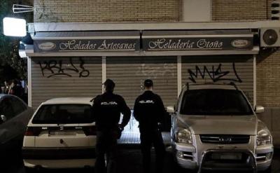 Mujer mató y metió cadáver de un hombre en congelador de una heladería de Sevilla