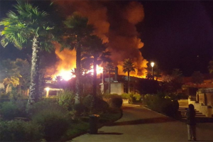 Gran incendio en resort de Chile